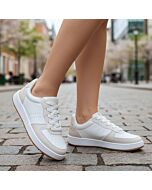 Tênis Casual Branco Sola Baixa com Detalhes Cinza