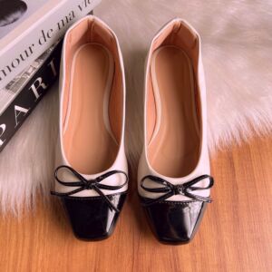 Mocassim Bico Quadrado Lacinho Off e Preto